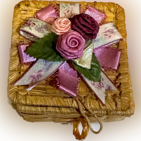 VTG ‘91 RARE AVON ROSE RIBBON EARRINGS FANCIFUL FLORAL WICKER BOX VALENTINE GIFT - Picture 3 of 6